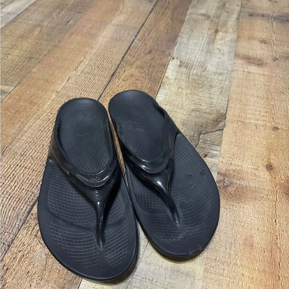 Oofos Sandals 10 Black Oolala Thong Comfort Slip On Recovery Walking Sandals